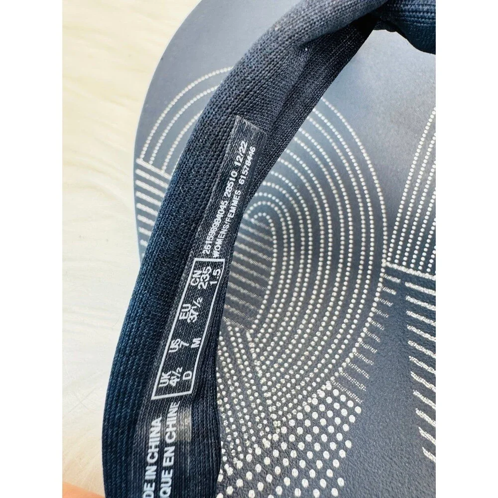 Clarks Arla Glison size 7 Flip Flop Sandals Navy Blue Comfort Sandals worn once